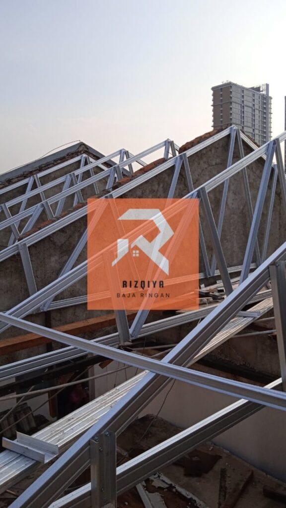 Jasa tukang Pasang atap rumah baja ringan murah - rizqiyabajaringan.com 02 Jasa tukang Pasang atap rumah baja ringan murah - rizqiyabajaringan.com 02