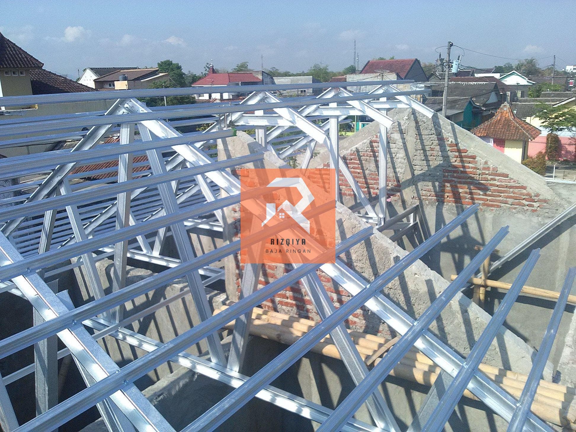 Jasa tukang Pasang atap rumah baja ringan murah - rizqiyabajaringan.com 021