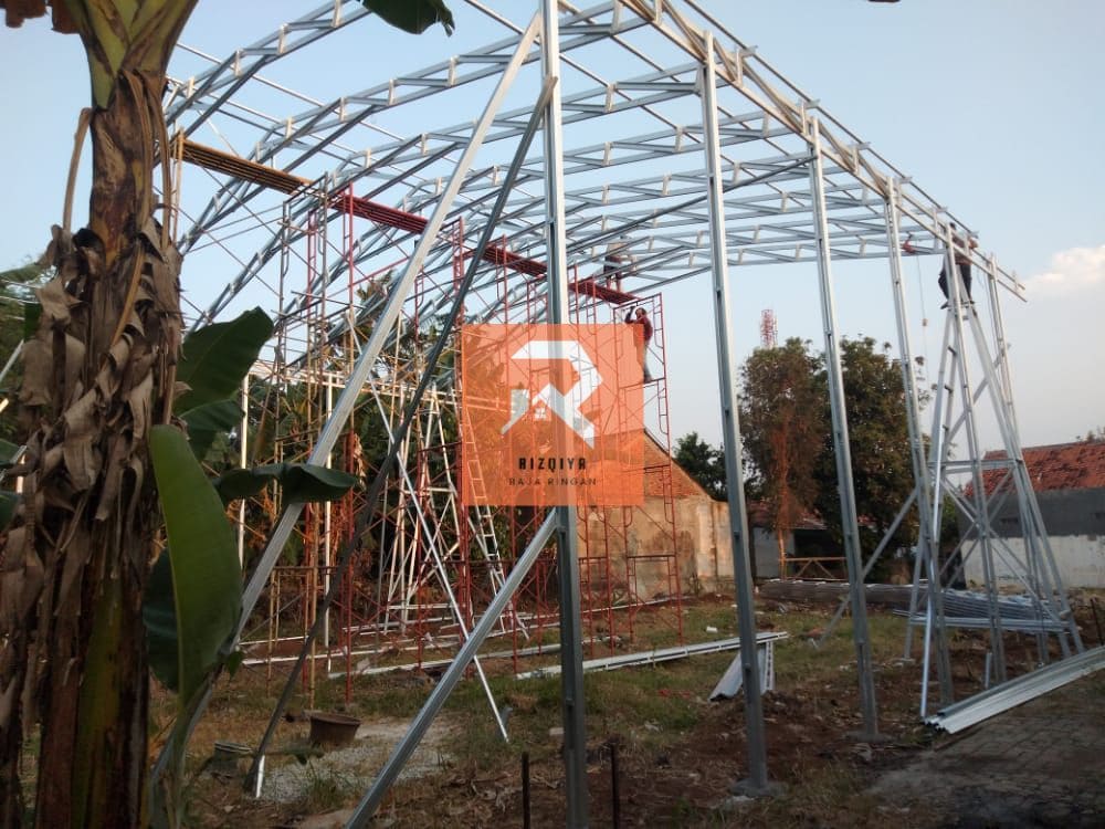 Jasa tukang Pasang atap rumah baja ringan murah - rizqiyabajaringan.com 031 Jasa tukang Pasang atap rumah baja ringan murah - rizqiyabajaringan.com 031