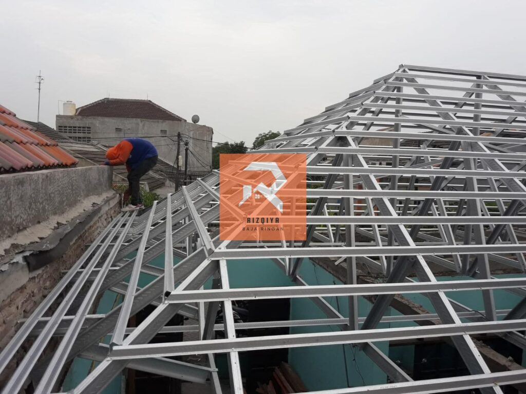 Jasa tukang Pasang atap rumah baja ringan murah - rizqiyabajaringan.com 07 Jasa tukang Pasang atap rumah baja ringan murah - rizqiyabajaringan.com 07